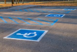 Parkowanie na miejscu dla niepełnosprawnych